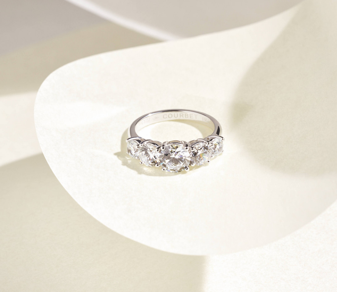 Bague solitaire Quintet - Or blanc 18K (4,50 g), 5 diamants 1,20 cts - Porté 3