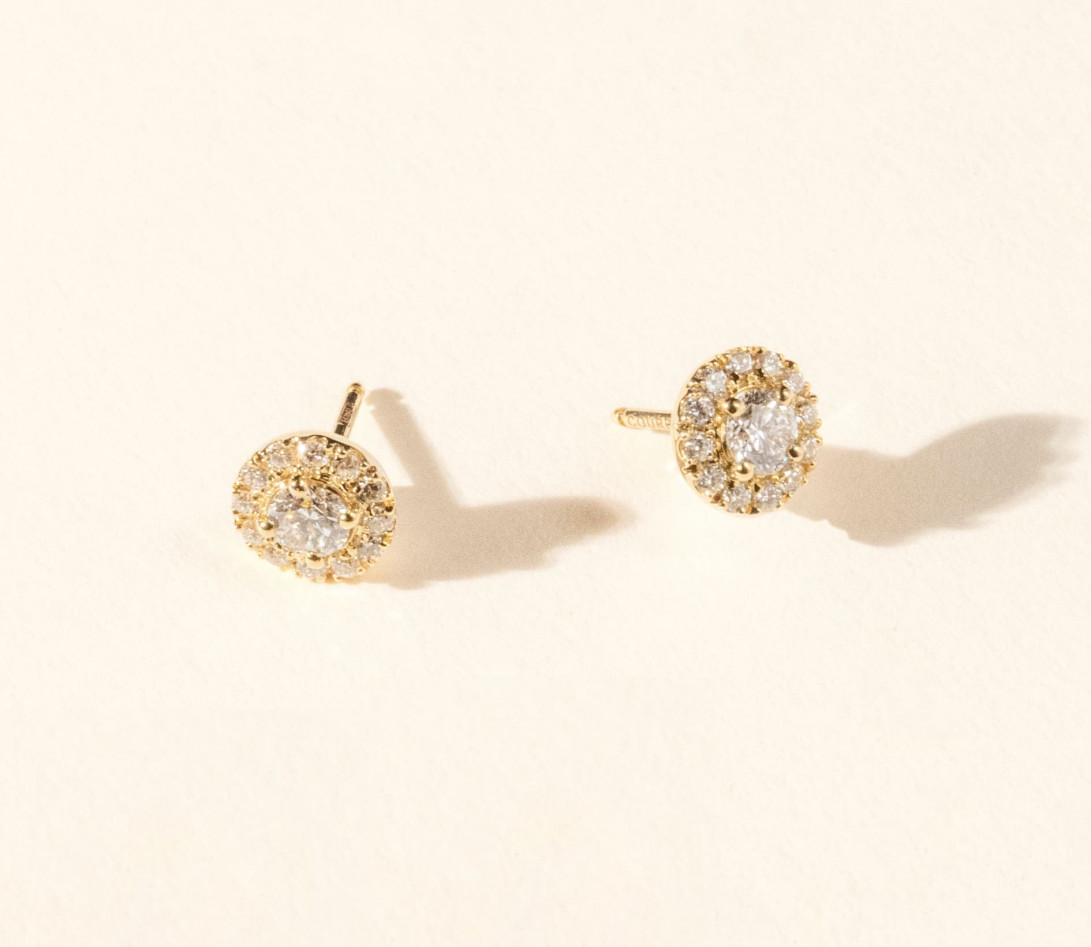 Boucles d'oreilles puces Halo en or jaune et diamants de synthèse 0,9ct