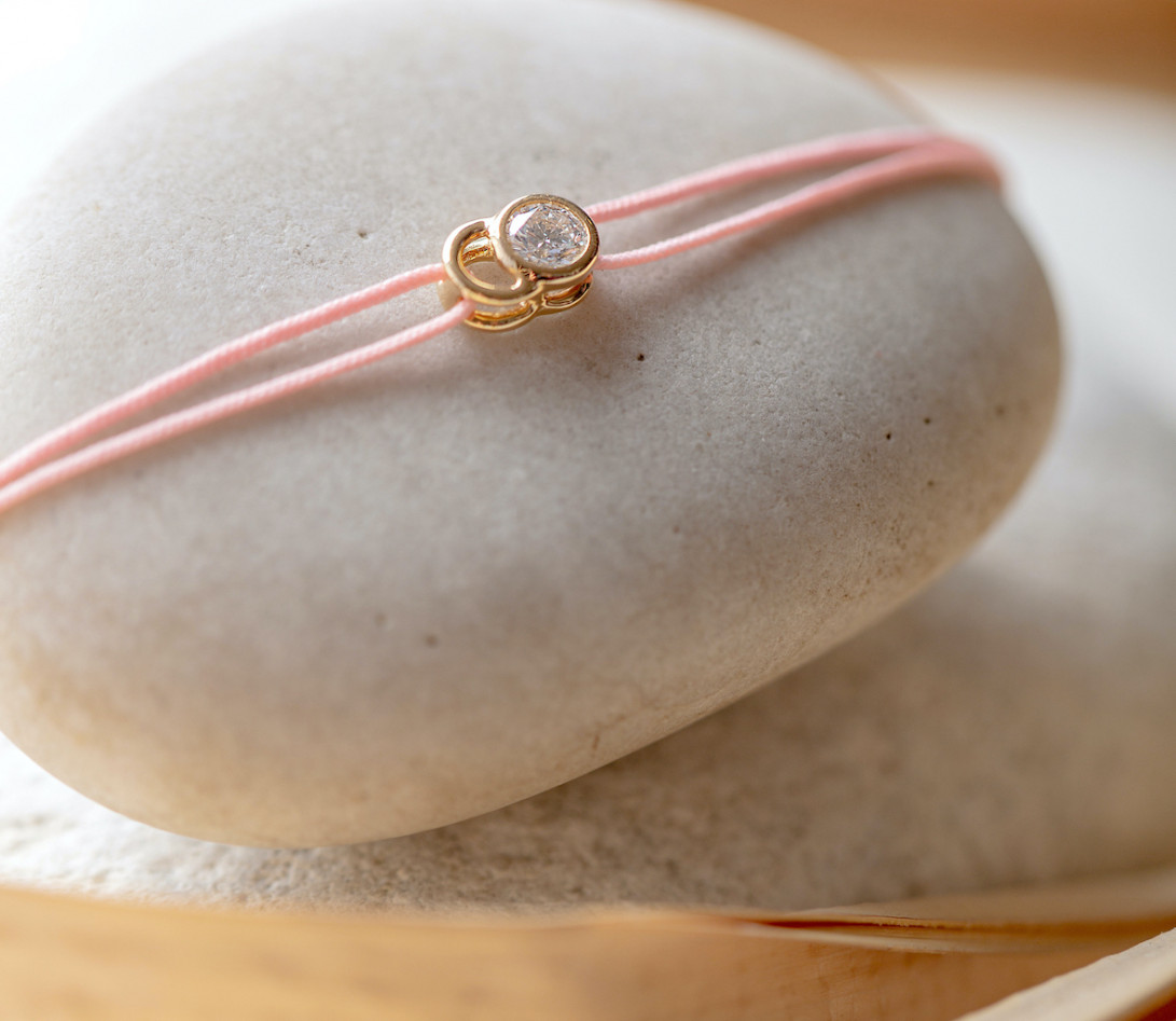 Bracelet cordon LET'S COMMIT rose ballerine en or blanc - Porté 1